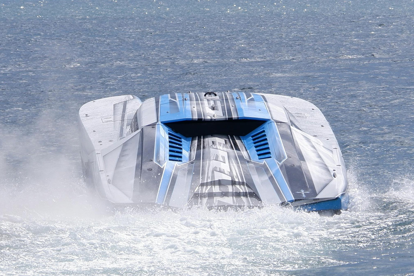 High-performance powerboat racing across the water at high speed, representing Steelhead’s compact, durable composite pressure vessels trusted by competitive water sport teams for reliability under extreme conditions.