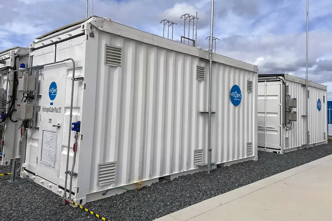 Photo of multiple HydrogenCube MEGCs storing over 4480 kg of compressed hydrogen