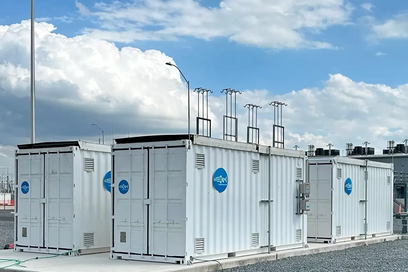 Photo of multiple HydrogenCube MEGCs storing over 4480 kg of compressed hydrogen